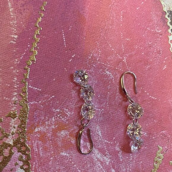 💥Swarovski Sophisticated Crystal Drop Earrings - Picture 4 of 10